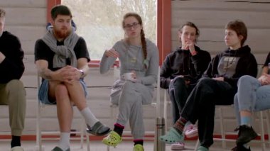 Aktif bir kız öğrenci eğitim programı sırasında bir öğretim görevlisine soru sorar. Resmi olmayan samimi atmosfer. 25.02.2023 Rackunai. Litvanya