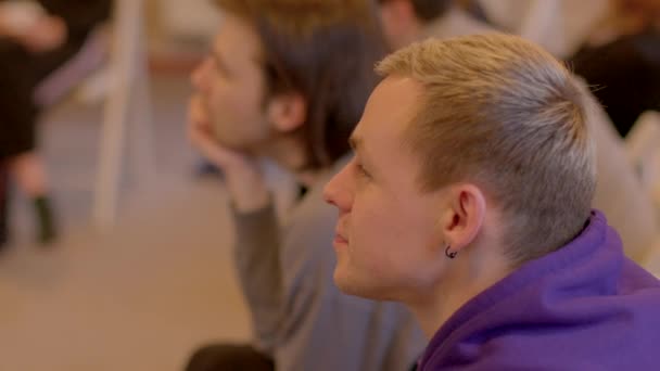 Studenten Während Einer Vorlesung Porträt Eines Jungen Mannes Der Kekse — Stockvideo