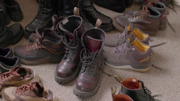 靴がたくさんある 友達の集まりだ フットウェアは 最も快適で革新的で動物のいない靴の開発から生まれました 2023ラックナイ リトアニア — ストック動画