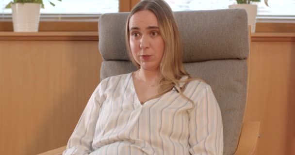 Frau Auf Termin Bei Psychotherapeut Der Kunde Spricht Gestikuliert Drückt — Stockvideo
