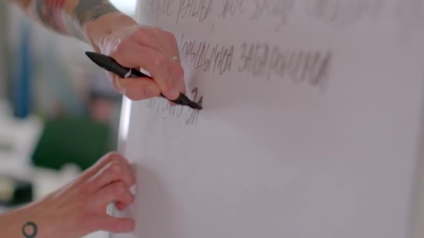 Der Männliche Vermittler Schreibt Mit Der Linken Hand Handschriftlichen Text — Stockvideo