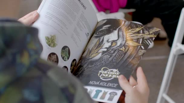 Student Håller Hög Med Tidskrifter Tjeckiska Legalisering Och Avkriminalisering Cannabis — Stockvideo