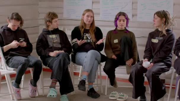 Mladí Posluchači Kurzu Drogového Aktivismu Kladou Otázky Vzdělání Psychoaktivních Látkách — Stock video
