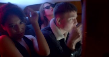 Bir adamla afro bir kız partiye arabayla gidiyor. Bir şarkı söyler, ayrıldıktan sonra bir buluşma, aşık olma ilhamı. CZ, Prag, Republici, 1.10.22