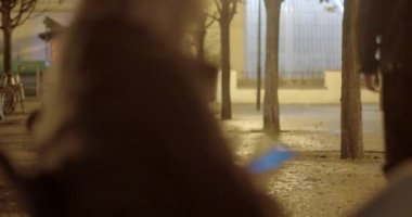 Yoldan geçen genç bir adam bankta oturan evsiz bir adama yaklaşır ve bir rap şarkısı söyler. Pozitif rasgele birinin motivasyonu. CZ, Prag, Staromestska, 1.10.22