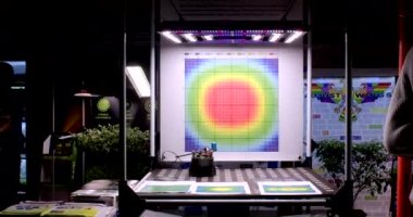 LED, ışık ve karanlık döngüyü kontrol ederek ürün üretimini arttırmak için ışık teknolojisi üretiyor. Işıklandırma ve ısıtma sistemi ve lambalar. Elektrik kullanmak ısı üretecektir.. 