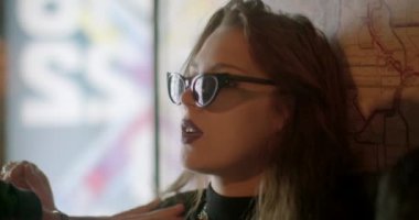 Gözlüklerini eliyle çıkarıyor. Geceleri iki kadın. Zinciri çekiyor. Gözlüklerini çıkarıyor. Kamera hareketi azaldı. CZ, Prag, Republici, 1.10.22