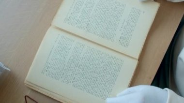Gizli polisin işi bu. Arşiv işleri. Masaya pahalı bir belge koymak. Eldiven kullanın ve bu yıkımı önleyin.. 
