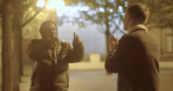 Парень Благодарит Бездомного Контакта Сложенными Руками Переезжает Толстовке Низком Городе — стоковое видео
