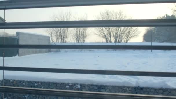 Вид Вікна Жалюзі Взимку Дорогу Сніг Лежить Землі Рух Автомобіля — стокове відео