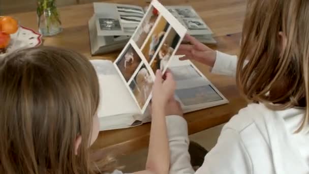 Albümün Masadaki Kişisel Fotoğraflarına Bakan Çocukların Ellerini Yakın Plan Çek — Stok video