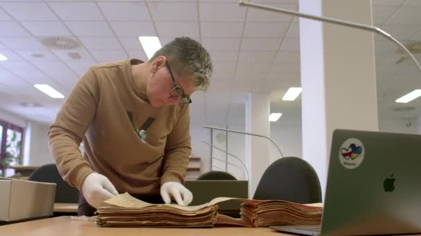 Peneliti Arsip Mempelajari Dokumen Abad Lalu Cara Inovatif Untuk Menyimpan — Stok Video