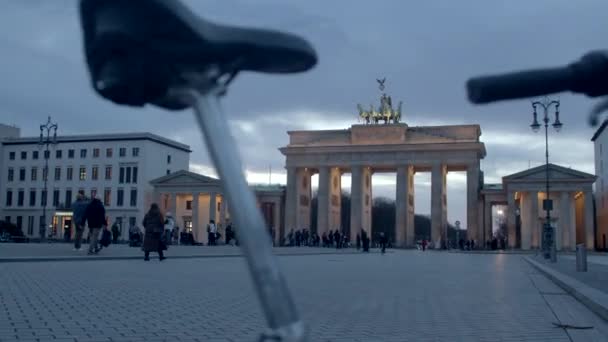 Brama Brandenburska Zabytkiem Historycznym Centrum Turystów Berlin Centrum Miasta Betonowy — Wideo stockowe