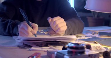 Kelepçeler el sıkışır. Ergenler elleri kelepçeli kağıda mesaj yazarlar. Gözaltı koşullarında belgelerin tutuklanması ve imzalanması.