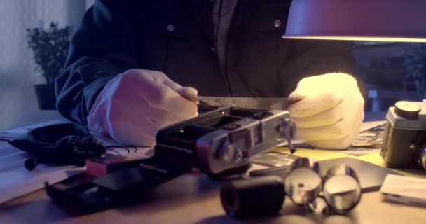Vita Handskar Den Kriminaltekniska Handen Han Har Negativ Bild Bevisen — Stockvideo