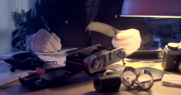Handen Van Criminalist Houden Het Negatief Van Film Zijn Handen — Stockvideo