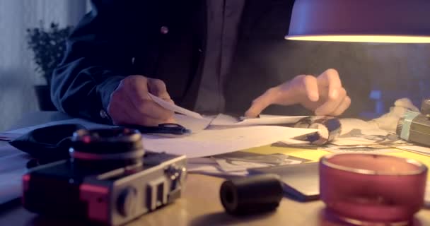 Ein Mitarbeiter Der Geheimpolizei Raucht Auf Dem Schreibtisch Begutachtet Dokumente — Stockvideo