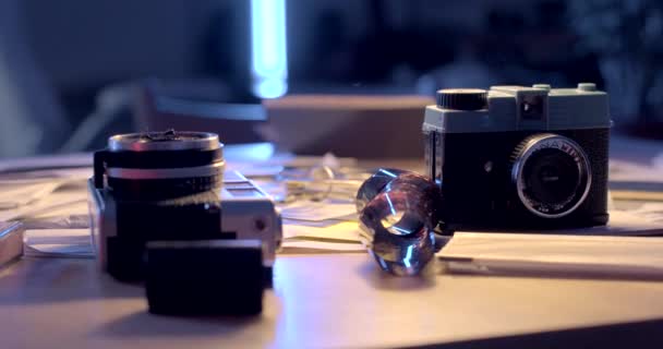 Biurko Naukowca Kamerami Negatywy Filmowe Obiekty Kłamią Miejsce Pracy Jest — Wideo stockowe