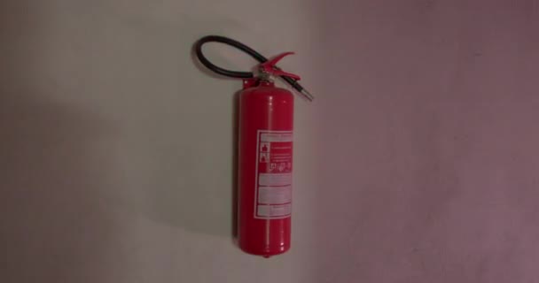 Gaśnica Wisi Ścianie Domu Podczas Pożaru Migacze Niebieskie Czerwone Światło — Wideo stockowe