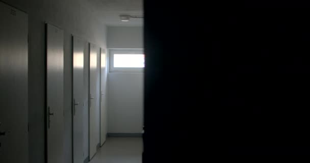 Место Ареста Досудебных Преступников Многие Комнаты Дверями Индивидуального Задержания Заключенного — стоковое видео