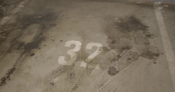 Підлога Підземний Гараж Після Паркування Автомобіля Вулиць Взимку Бруд Автохімія — стокове відео