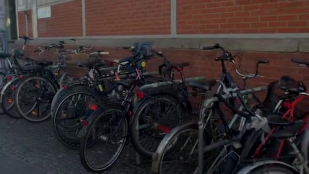 Парковка Велосипеді Місті Поблизу Стіни Ряд Педальних Машин Транспортування Людей — стокове відео