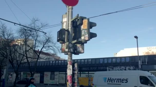 都市環境の交通信号 図面やステッカーで破壊的な損傷都市のプロパティ デバイスの電気供給のためのワイヤ 交通制御装置だ Berlin Friedrice 2023 — ストック動画