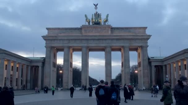 柏林城的历史名胜古迹过路人以为会有一个历史性的地方 在水泥门上 Bragdenburs有雕像马车 夜晚的天空 Berlin Branderburger — 图库视频影像
