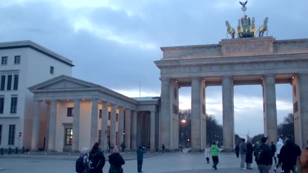 Setkání Lidmi Berlíně Kolemjdoucí Očekávají Setkání Historickým Místem Betonové Bráně — Stock video