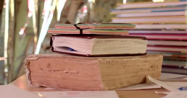 Куча Книг Библиотеке Кредитном Столе Блокнот Лежит Старой Книге Аллергия — стоковое видео