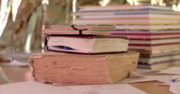 Стол Архивистов Офисе Куча Книг Бумаг Старая Книга Учет Печатной — стоковое видео
