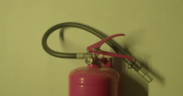 室内での火災安全 壁の消火器だ ゴム製のホースがねじれている 煙と火災警報灯を点滅します カメラの動き — ストック動画