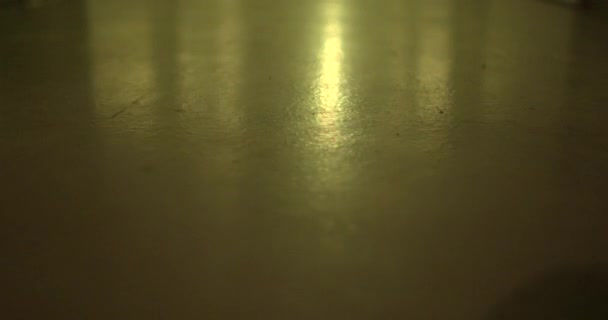 Підлога Психіатричної Лікарні Відблиски Легкого Пошуку Тривоги Відбиття Світла Поверхні — стокове відео