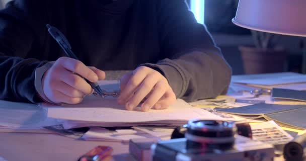 Handboeien Schudden Elkaar Hand Tieners Hand Schrijft Tekst Papier Handgeboeide — Stockvideo