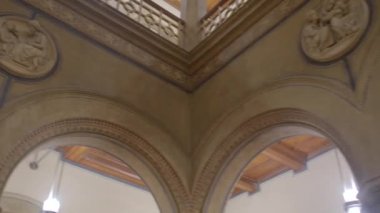 Karanlık bir oda. El bilgisayarı, titreme, karanlık ses mavi pencere ışığı eski binanın içi yüksek tavan, sütunlar, beton tavanlar.. 