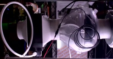 Endüstriyel tesislerde bitkilerle hava temizliği için koni borusu. Hidrofonik kurulum elementi. Kamera hareketi. Yumuşak ışık .5.11.2022 Beranovych, Prag, Cz