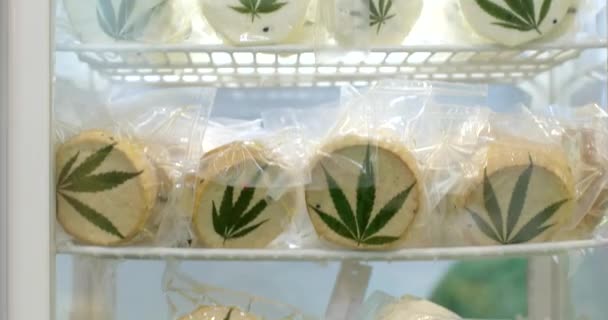 Sajtos Polcok Kannabisz Tejtermékek Egy Hely Ahol Cbd Tartalmazó Élelmiszereket — Stock videók