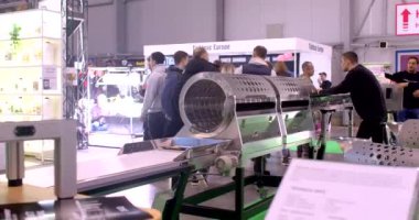 Hammadde üretmek için kenevir çiçek işleme aparatı. Yaprakları koparmak için şeritli metal silindir. 5.11.2022 Beranovych, Prag, Cz