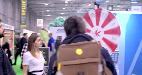 Ziyaretçi Eli Şans Çarkını Döndürür Bir Ödül Çeker Sektör Reddedilme — Stok video