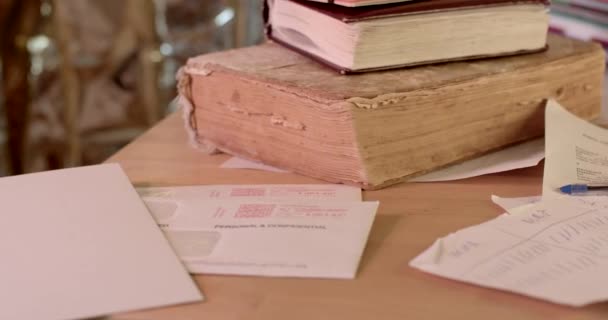 Documenti Cartacei Investigatore Vecchio Libro Ottenere Utilizzare Informazioni Dalla Carta — Video Stock