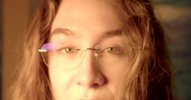 Kadınların yüzü, günün sonunda bir erkeğin zihinsel yorgunluğudur. Gözlüklerini çıkartıyor, yüzünde parlak bir ışık var. Gözlerinde ışık var..