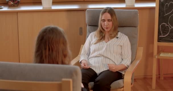 Nicht Wiederzuerkennende Psychologin Mit Klientin Interaktion Zwischen Psychotherapeut Und Patient — Stockvideo