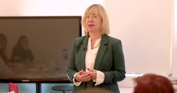 Bizneswoman Mówi Ręce Aktywnie Gestykulują Koncepcja Mowy Ciała Nawiązywanie Emocjonalnej — Wideo stockowe
