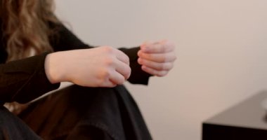 Psikoterapistle randevusu olan vücut hareketi yapan bir kız. Ukraynalı mültecilere akıl sağlığının düzeltilmesi için yardım. Savaştan sonra TSSB. 