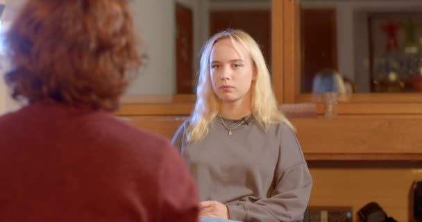 两名妇女的对话 她以焦虑的心情回答了许多常见的青少年面试问题 生活方式 一个年轻姑娘晚上坐在办公室里谈论她自己 — 图库视频影像