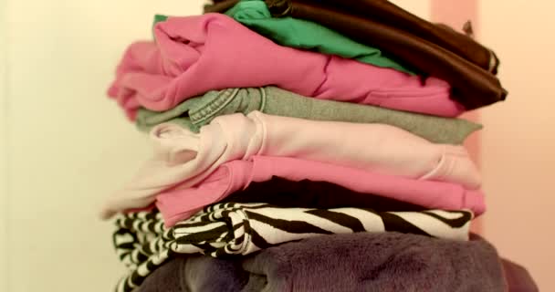 Opravna Oděvů Hromada Oblečení Uspořádána Pro Přepravu Skladování Mnohobarevná Tkanina — Stock video