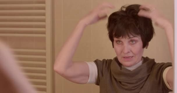 Inspirująca Kobieta Podeszłym Wieku Dotyka Swoimi Rękami Włosów Podnosi Zbadaj — Wideo stockowe