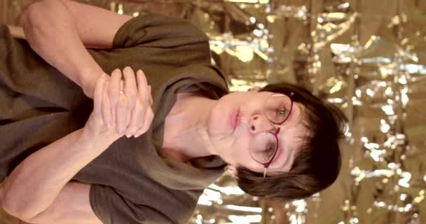 Mentalt Resonemang Kvinna Åldern Psykolog Hon Vek Armarna Nära Bröstet — Stockvideo