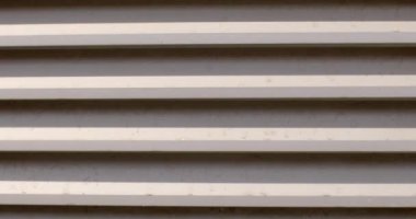 Binadaki hava hareketleri için havalandırma ızgarası. Hava arındırma ve emme teknolojisi. Güvenlik ızgarası. Güneş ışığı, gölge. Kamera hareketi siyah ve beyaz çizgiler