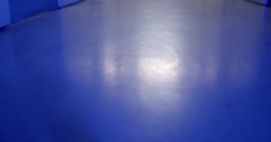 Hapishane odasının uzun zemininde güvenlik enstitüsünün ışığı yanıp sönüyor. Boyanın yüzeyinde mavi beyaz bir ışık parlıyor. Endişe, dikkat çekmek..